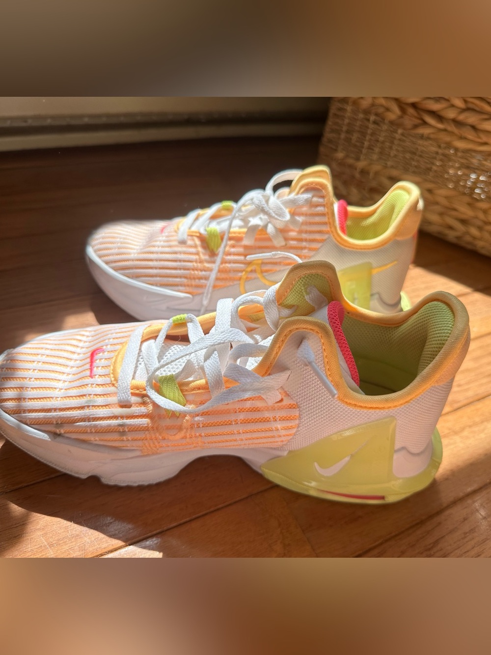 Nike Lebron Witness Vl/6 Melon Tint/Lemon Twist 
Size 7
